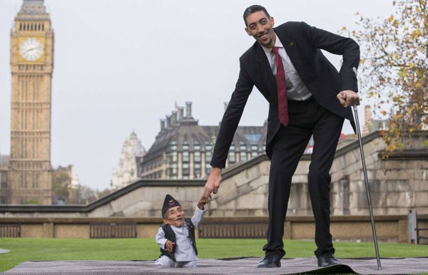 The world's tallest and shortest men, attempting to shake hands. (Source: Time.com)